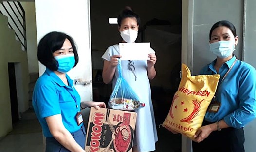 Cán bộ công đoàn tỉnh Bắc Ninh trao hỗ trợ cho nữ công nhân. Ảnh: CĐBN
