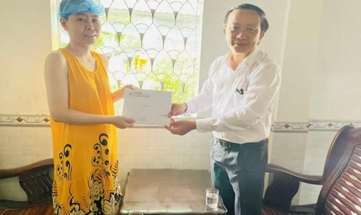 Ông Nguyễn Đại Phúc - Giám đốc PC Thừa Thiên Huế thăm hỏi, tặng quà cho chị Nguyễn Thị Quỳnh Chi - người lao động mắc bệnh hiểm nghèo của công ty.