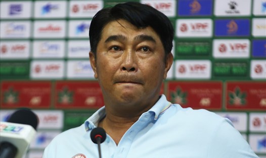 Huấn luyện viên Trần Minh Chiến dự họp báo sau trận thua Hoàng Anh Gia Lai. Ảnh: Thanh Vũ