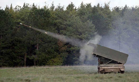Ukraina muốn tấn công Crimea bằng vũ khí do Mỹ cung cấp. Kiev đã nhận được lô tên lửa đa nòng MLRS M270 đầu tiên. Ảnh: RT