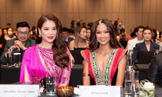 Bà Trương Ngọc Ánh (trái) chia sẻ vai trò của Hoa hậu, Á hậu sau đăng quang Hoa hậu các dân tộc Việt Nam. Ảnh: BTC.