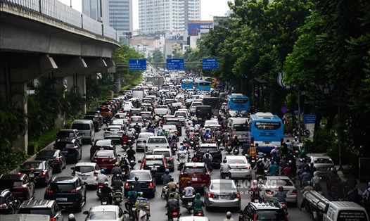 Xe máy, ôtô xen lẫn vào nhau trên tuyến đường Nguyễn Trãi. Ảnh: Đình Long