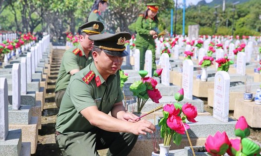 Đoàn công tác đã thành kính dâng hương tưởng niệm anh linh 11.000 liệt sĩ là chuyên gia, quân tình nguyện Việt Nam đã hy sinh khi làm nhiệm vụ quốc tế cao cả.