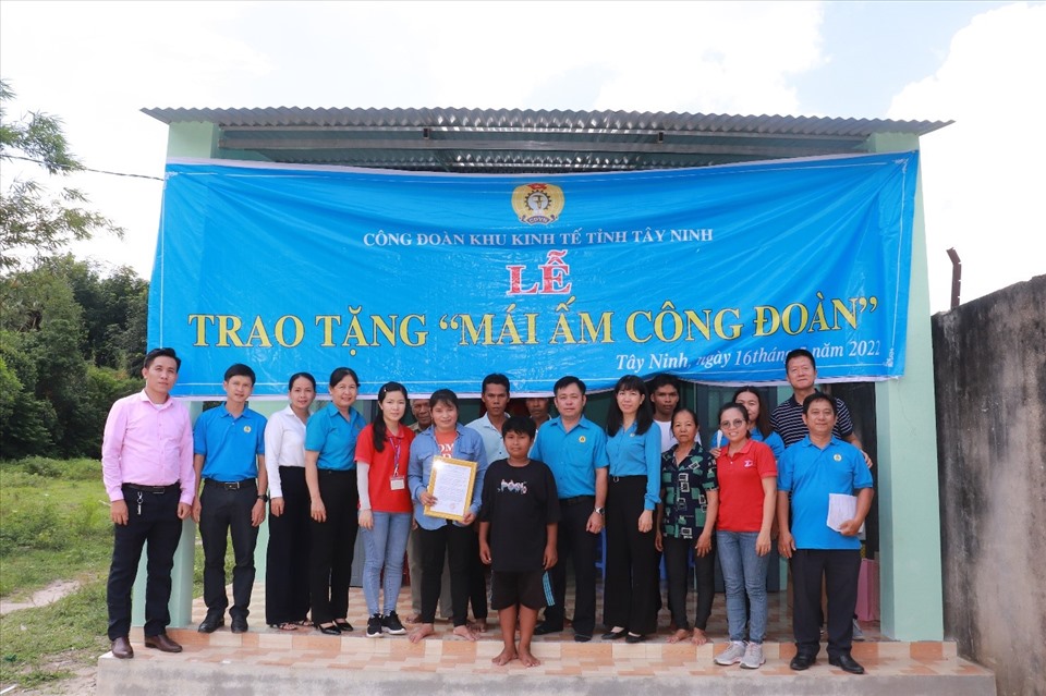 Mái ấm Công đoàn trao tặng cho chị Lâm Thị Thương, công nhân Công ty TNHH Gain Lucky. Ảnh P.D