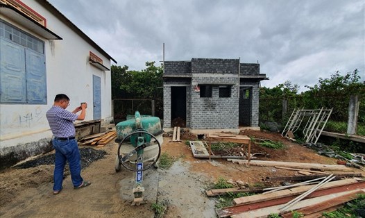 Một nhà vệ sinh ở xã Ea Nuôl đang trong quá trình hoàn thiện. Ảnh: Bảo Trung