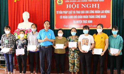 Cán bộ công đoàn tỉnh Nam Định trao hỗ trợ cho nữ đoàn viên có hoàn cảnh khó khăn nhân dịp Tháng Công nhân. Ảnh: CĐNĐ