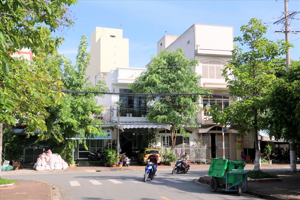 Rất nhiều nhà yến tại tỉnh Bạc Liêu mọc lên trong khu dân cư. Ảnh: Nhật Hồ