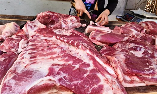 Giá thịt lợn cùng nhiều mặt hàng thực phẩm liên tục tăng, dù giá xăng dầu vừa được điều chỉnh giảm khá mạnh. Ảnh: Vũ Long
