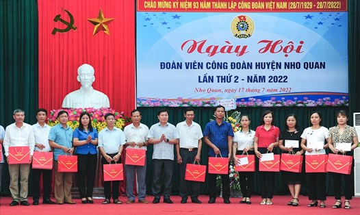 Đại diện lãnh đạo LĐLĐ huyện Nho Quan (Ninh Bình) trao quà cho đoàn viên, công nhân lao động là con thương binh, liệt sỹ. Ảnh: NT