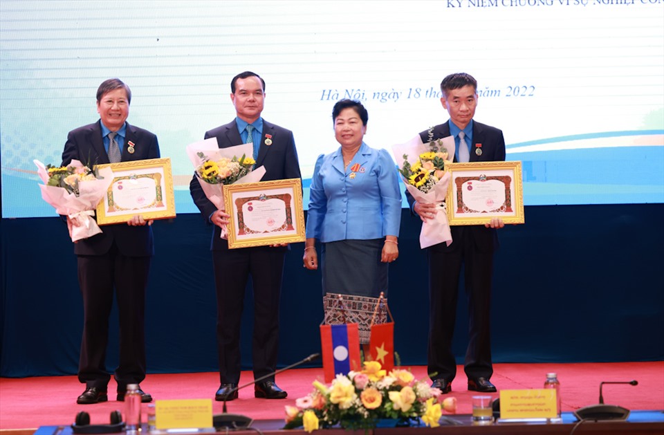 Cán bộ, lãnh đạo tổ chức Công đoàn Lào và Việt Nam nhận khen thưởng