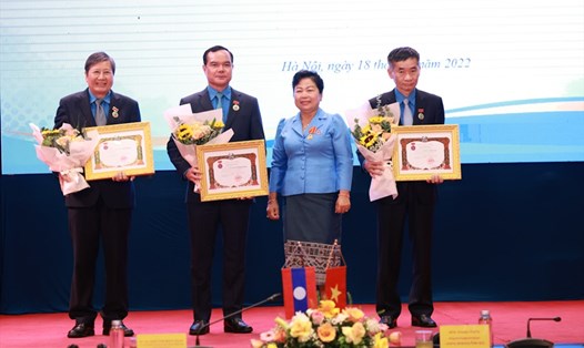 Đồng chí Aly Vông Nor Bun Tham trao Huân chương Hữu nghị của Cộng hoà dân chủ Nhân dân Lào cho các đồng chí lãnh đạo Tổng Liên đoàn Lao động Việt Nam. Ảnh: Hải Nguyễn