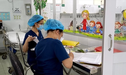 Trong 6 tháng đầu năm 2022, Bệnh viện Nhi đồng Đồng Nai đã có 6 bác sĩ và 30 điều dưỡng nghỉ việc gây ra sự thiếu hụt về nhân lực. 
Ảnh minh hoạ: Hà Anh Chiến