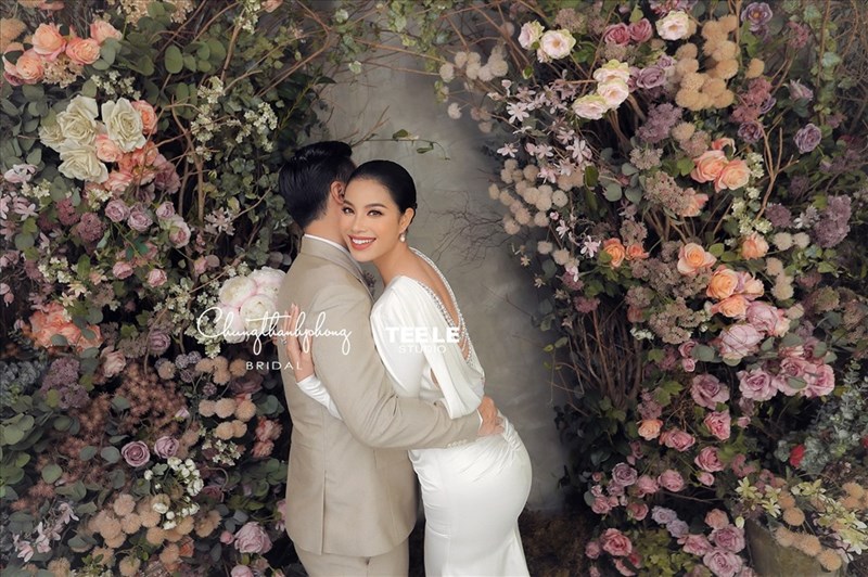 Pham Huong อวดรูปถ่ายงานแต่งงานของเขา Lam Khanh Chi ต้องการเกษียณ