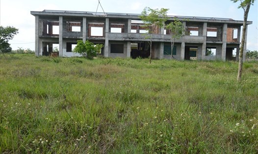 Dự án Trung tâm Dạy nghề kiểu mẫu Sơn Tịnh (xã Tịnh Phong, huyện Sơn Tịnh, tỉnh Quảng Ngãi) bị bỏ hoang 9 năm qua nên xuống cấp, gây lãng phí lớn. Ảnh: N.V