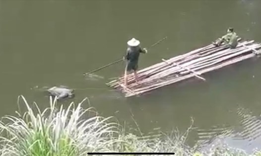 Người dân đánh cá tại hồ Làng Lê, xã Động Đạt (Phú Lương) thì phát hiện 1 thi thể nam giới nổi trên mặt hồ. Ảnh: T.L