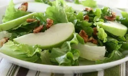 Món salad táo xanh và cần tây rất thích hợp để bổ sung vào chế độ ăn uống giảm cân. Ảnh: Step To Health