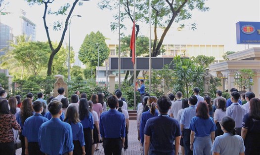Nghi thức chào cờ, hát Quốc ca tại khuôn viên sân trước sảnh D (cơ sở Đinh Tiên Hoàng, Quận 1, TPHCM). Ảnh: Thủy Tiên