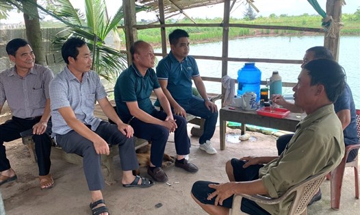 Lãnh đạo Công ty TNHH MTV Khai thác công trình thủy lợi Nam Thái Bình và Xí nghiệp Khai thác công trình thủy lợi huyện Tiền Hải thăm hỏi đại diện các hộ dân bị ảnh hưởng. Ảnh: N.T