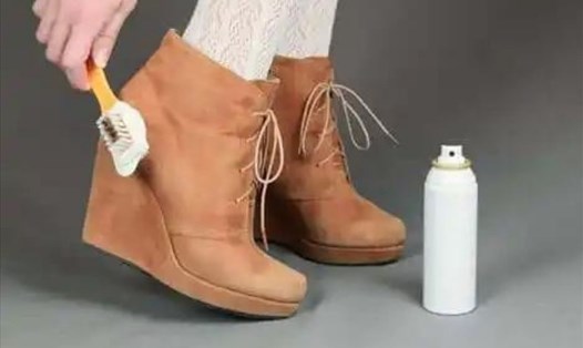 Có thể làm sạch giày da lộn bằng cách dùng bàn chải chà nhẹ lên vết bẩn. Ảnh: Step To Health