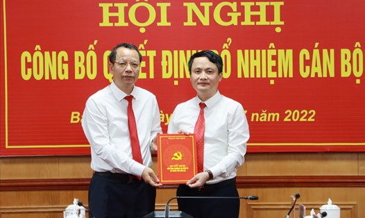 Ông Nguyễn Quốc Chung, Phó Bí thư Thường trực Tỉnh ủy Bắc Ninh (trái) trao Quyết định cho ông Trần Văn Vững.
