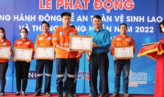 Ông Phạm Việt Dũng - Chủ tịch LĐLĐ tỉnh Thái Nguyên (bên phải) - tặng bằng khen cho công nhân tiêu biểu. Ảnh: CĐTN