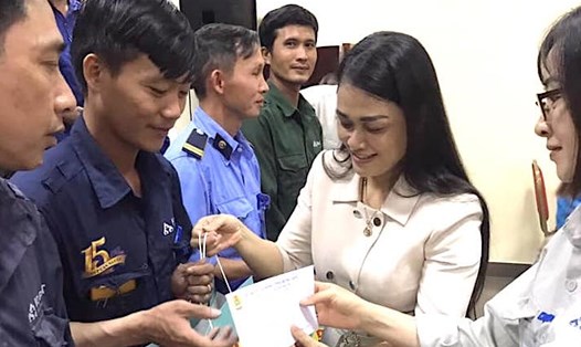 Bà Nguyễn Thị Thanh Tuyết - Chủ tịch LĐLĐ tỉnh Hưng Yên tặng quà đoàn viên, người lao động. Ảnh: CĐHY
