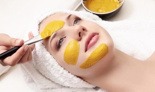 Chăm sóc da mặt với sữa chua tinh bột nghệ thường xuyên sẽ giúp làn da luôn trắng sáng, mịn màng. Ảnh: Xinhua