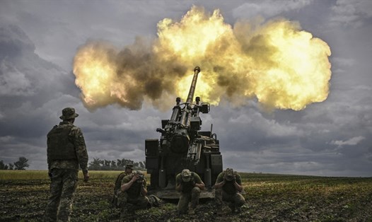Quân nhân Ukraina khai hỏa pháo tự hành Caesar của Pháp về phía các vị trí của Nga. Ảnh: AFP