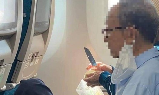 Hình ảnh vị khách cầm dao gọt hoa quả trên chuyến bay. Ảnh: MXH