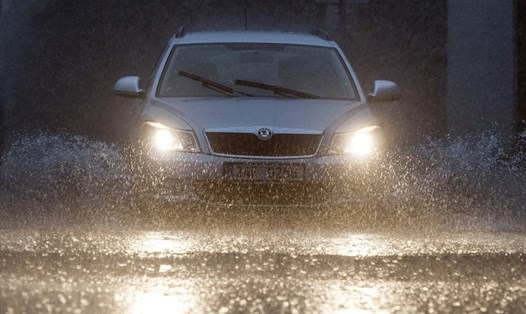 Những cách ứng phó thông minh giúp lái xe an toàn trong mùa mưa bão, sấm chớp. Ảnh: Oto