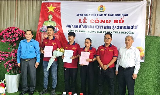 Công đoàn Khu kinh tế tỉnh Bình Định thành lập Công đoàn cơ sở mới với 13 đoàn viên. Ảnh: Phúc Trầm
