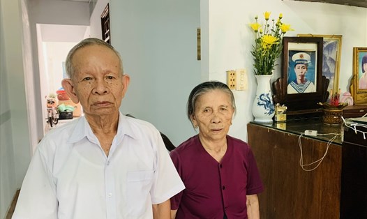 Bà Đặng Thị Nhung và ông Lê Văn Xuân cùng di ảnh con trai là liệt sĩ Lê Văn Sanh. 
Ảnh: Tường Minh