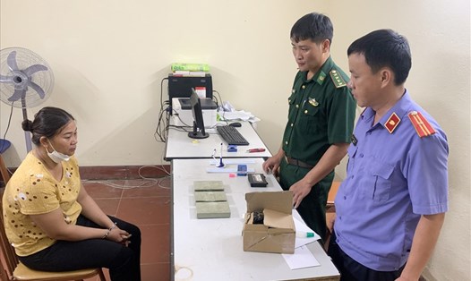 Lực lượng chức năng tỉnh Sơn La bắt giữ người phụ nữ vận chuyển thuê ma túy vào Việt Nam. Ảnh: Cao Thiên.