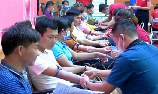 Đoàn viên, công nhân viên chức lao động huyện Yên Lập hiến máu tình nguyện.