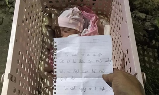 Một bé gái sơ sinh bị bỏ rơi tại trạm y tế xã Xuân Vân (Yên Sơn). Ảnh: NDCC