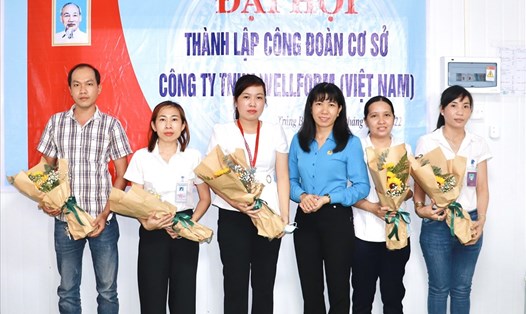Bà Nguyễn Thị Kim Liên - Chủ tịch Công đoàn Khu Kinh tế tặng hoa chúc mừng Ban Chấp hành CĐCS. Ảnh: P.D
