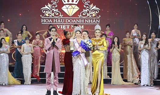 Các khách mời trao danh hiệu Hoa hậu Thiện nguyện cho doanh nhân Phạm Thị Minh Phi