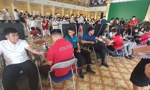 Gần 300 đoàn viên Công đoàn Viên chức tỉnh Hòa Bình tham gia hiến máu tình nguyện. Ảnh: Thanh Tùng.