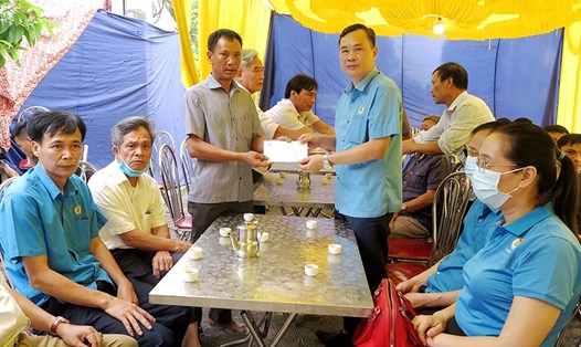Đoàn công tác thăm hỏi động viên gia đình nạn nhân Vũ Sa Huỳnh, sinh năm 1984 tại phường Dữu Lâu – Việt Trì.