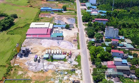 Trạm trộn bê tông của Công ty TNHH Đầu tư xây dựng SHB Việt Nam tại Hòa Bình xây dựng ngay cạnh các hộ dân. Ảnh: Trần Trọng.