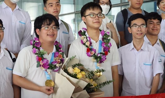 Em Phạm Việt Hưng (tay phải) - học sinh lớp 11, Trường THPT chuyên Khoa học Tự nhiên, Đại học Quốc gia Hà Nội đã xuất sắc giành HCV Olympic Toán học quốc tế 2022. Ảnh: Minh Hà