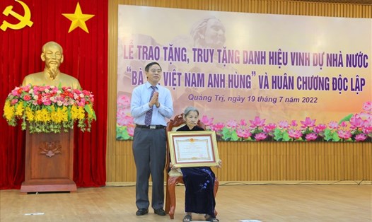 Mẹ Lê Thị Mót (nguyên quán Gio Sơn, Gio Linh, Quảng Trị) nhận danh hiệu Bà mẹ Việt Nam Anh hùng. Ảnh: Hưng Thơ.