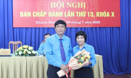 Ông Bùi Thanh Bình - Chủ tịch LĐLĐ tỉnh Khánh Hòa - tặng hoa chúc mừng bà Trần Thị Hương được bầu là Phó Chủ tịch LĐLĐ tỉnh Khánh Hòa khóa X, nhiệm kỳ 2018-2023.