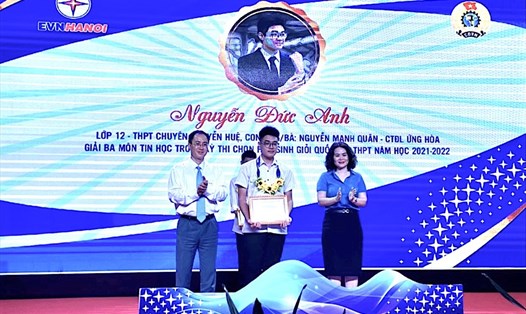 Lãnh đạo Công đoàn Điện lực Việt Nam và EVNHANOI khen thưởng cho các học sinh giỏi tại buổi lễ. Ảnh: CĐĐL