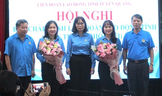 Lãnh đạo LĐLĐ tỉnh Tuyên Quang tặng hoa chúc mừng các tân Uỷ viên Ban Thường vụ. Ảnh: CĐTQ
