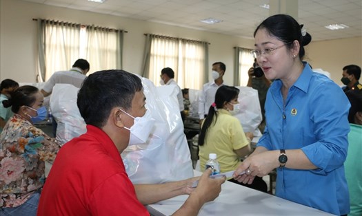 Bà Nguyễn Kim Loan - Chủ tịch LĐLĐ tỉnh Bình Dương trao hỗ trợ cho công nhân lao động gặp khó khăn.