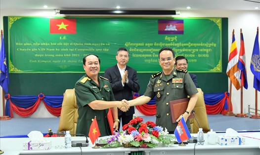 Lễ ký kết biên bản bàn giao, tiếp nhận hài cốt liệt sĩ Quân tình nguyện và Chuyên gia Việt Nam hi sinh ở Campuchia. Ảnh: PV