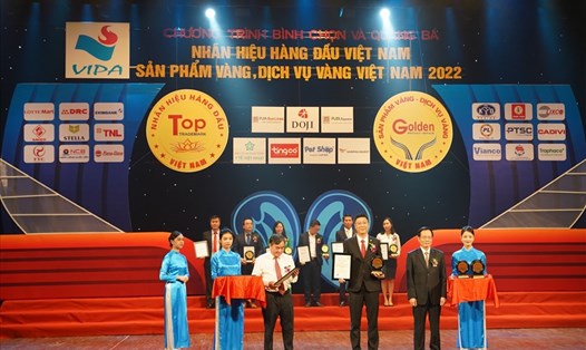 Ông Nguyễn Tiến Hùng – Giám đốc Kinh doanh Khu vực Hà Nội - Dai-ichi Life Việt Nam, nhận giải thưởng “Top 10 Dịch vụ Vàng Việt Nam 2022”.