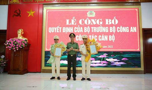 Thiếu tướng Phạm Thế Tùng, Giám đốc Công an tỉnh Nghệ An chúc mừng 2 tân Phó Giám đốc Công an tỉnh. Ảnh: VH