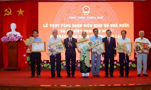 Lãnh đạo tỉnh Thừa Thiên Huế trao Danh hiệu vinh dự Nhà nước "Bà mẹ Việt Nam Anh hùng" cho thân nhân các mẹ.